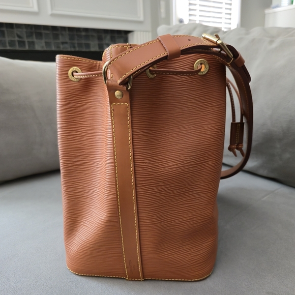 Louis Vuitton Epi Petit Noe in Cipango - Picture 5 of 13